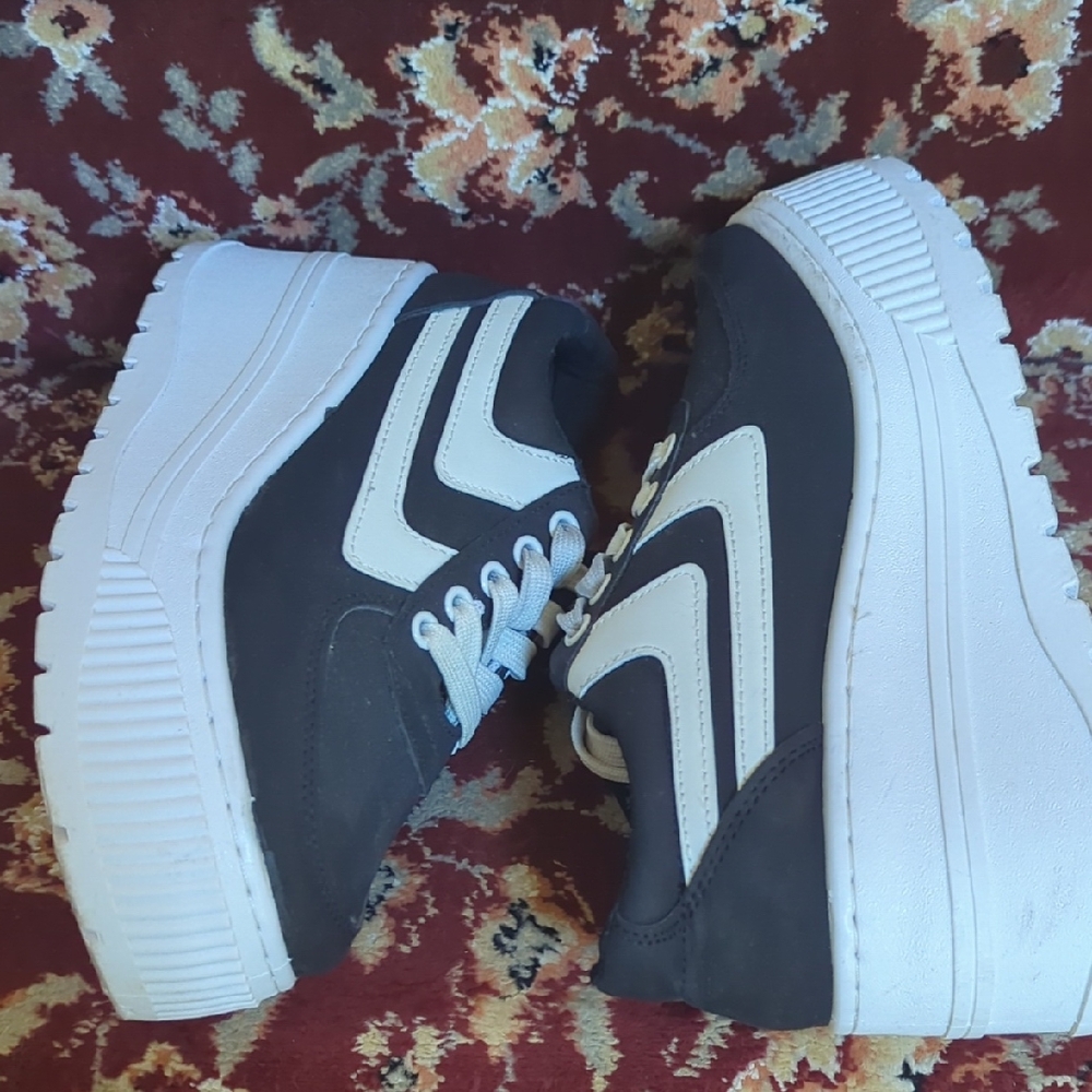 Stylish Black and White Athletic Shoes.Size 6. Worn Once